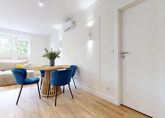 Cool Saxon Garden Metro Arsenal Mirowska Hall * ורשה