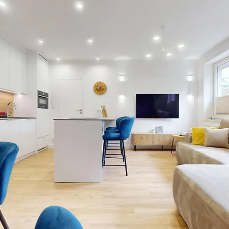 Cool Saxon Garden Metro Arsenal Mirowska Hall 아파트 *