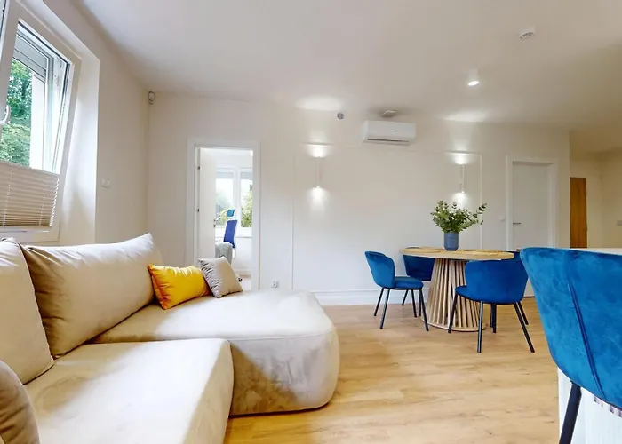 Cool Saxon Garden Metro Arsenal Mirowska Hall 바르샤바