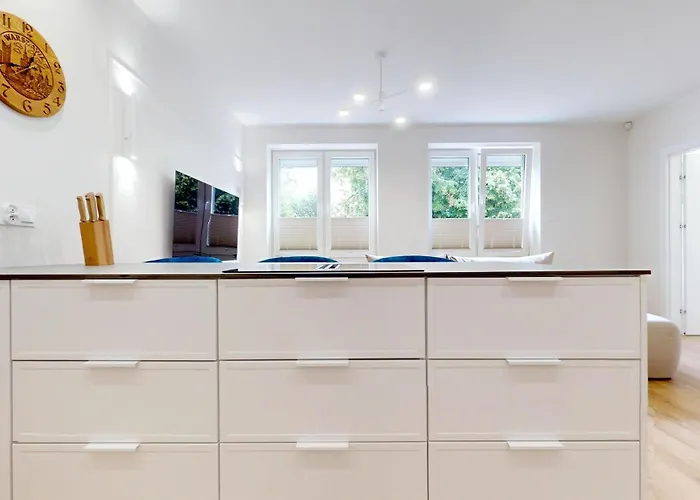 Cool Saxon Garden Metro Arsenal Mirowska Hall 바르샤바